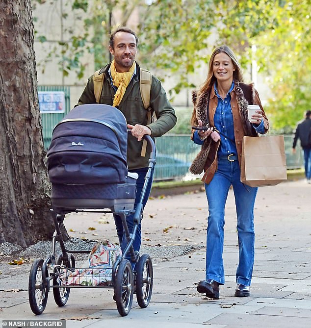 Der Bruder der Prinzessin von Wales, James Middleton, wurde am Dienstag beim Spaziergang durch Notting Hill zusammen mit seiner Frau Alizee Thevenet und ihrem ersten Kind (im Bild zusammen) gesehen.  Der 36-jährige Unternehmer passte perfekt in die West-London-Szene, als er einen 795 Pfund teuren Silver Cross-Kinderwagen schob