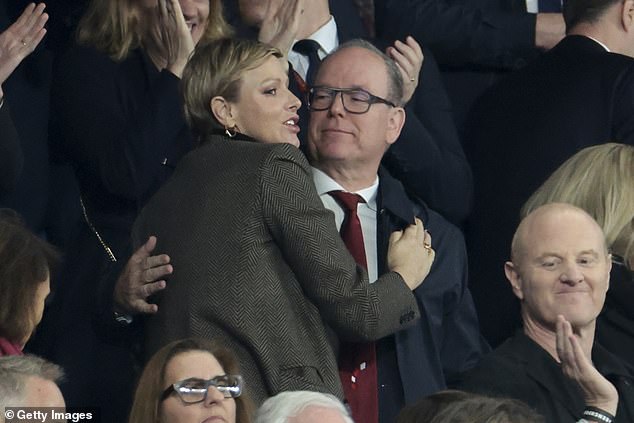 Das königliche Paar, 45 und 65, wirkte sehr liebevoll, als Charlene zusah, wie Südafrika im Stade de France in Paris über die All Blacks triumphierte