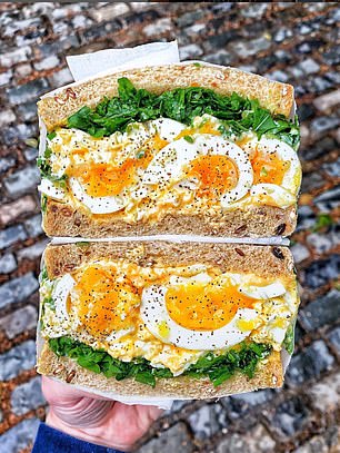 Abgebildet ist ein Ei-Mayo-Sandwich aus einem Sandwich-Sandwich