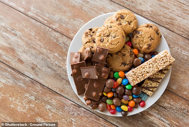 Süße Nahrungsmittel aktivieren das Belohnungssystem des Gehirns, was zu einer Flut von Dopamin und Serotonin führt, Chemikalien, die die Stimmung regulieren und Freude signalisieren