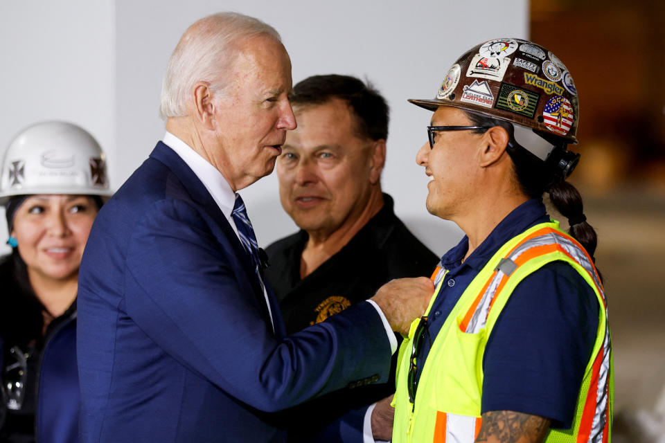 Präsident Biden spricht mit Arbeitern während eines Besuchs in der ersten Halbleiterfertigungsanlage von TSMC AZ in Phoenix, 6. Dezember 2022. REUTERS/Jonathan Ernst