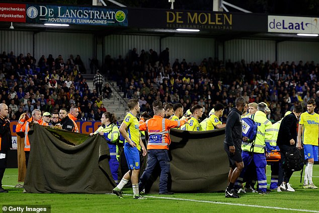 Das Spiel zwischen RKC Waalwijk und Ajax wurde abgebrochen, nachdem Etienne Vaessen am Samstag bei einem Zusammenstoß mit Ajax-Spieler Brian Brobbey während eines Eredivisie-Duells bewusstlos wurde