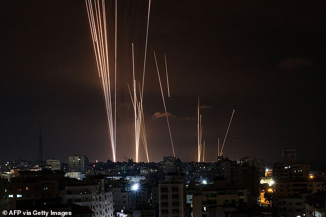 Hamas-Kämpfer haben am Samstag von Gaza-Stadt aus eine Raketensalve auf Israel abgefeuert.  In Israel wurden Berichten zufolge mindestens 300 Menschen getötet und mehr als 1.590 verletzt
