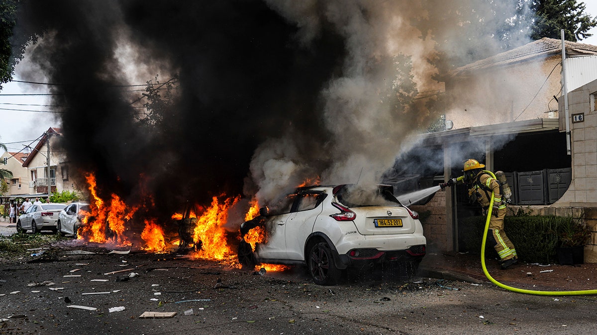 Ein Angriff auf Aschkelon (Israel) führt zu einem Autobrand