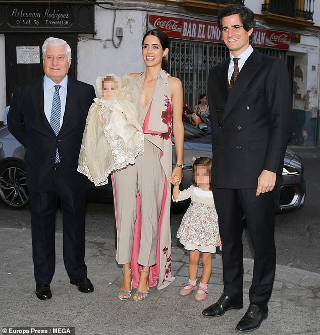 Herzog von Huéscar Fernando Fitz-James Stuart (rechts) mit Frau Sofía Palazuelo, Herzog von Alba Carlos Fitz-James Stuart und seine beiden Töchter bei der Taufe in Sevilla am 7. Oktober