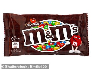 Einige beliebte Marken von mundgerechten Schokoladenbonbons und Chips mit süßem Geschmack erhalten ihre charakteristischen Farbtöne und ihren Geschmack durch künstliche Farbstoffe, darunter Red 3, das in der neuen Gesetzesvorlage Kaliforniens enthalten ist
