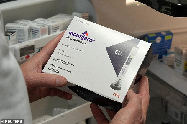 Im Bild zeigt ein Apotheker eine Schachtel Mounjaro, ein Tirzepatid-Injektionsmedikament