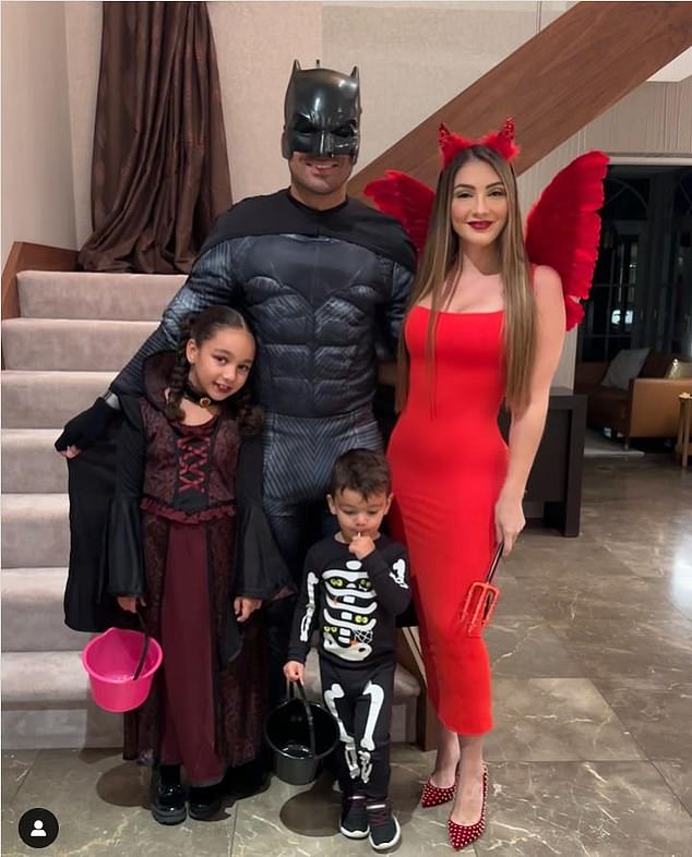 Man United-Mittelfeldspieler Casemiro verkleidete sich als Batman, während seine Frau sich für einen roten Teufel entschied