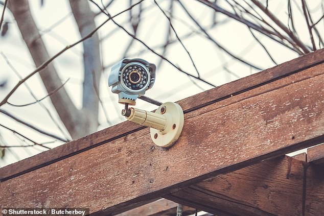 Datenschutzverletzung?  Der Nachbar hat in seinem Garten eine Überwachungskamera installiert, und unser Leser glaubt, dass sie einen Blick in sein eigenes Haus hat