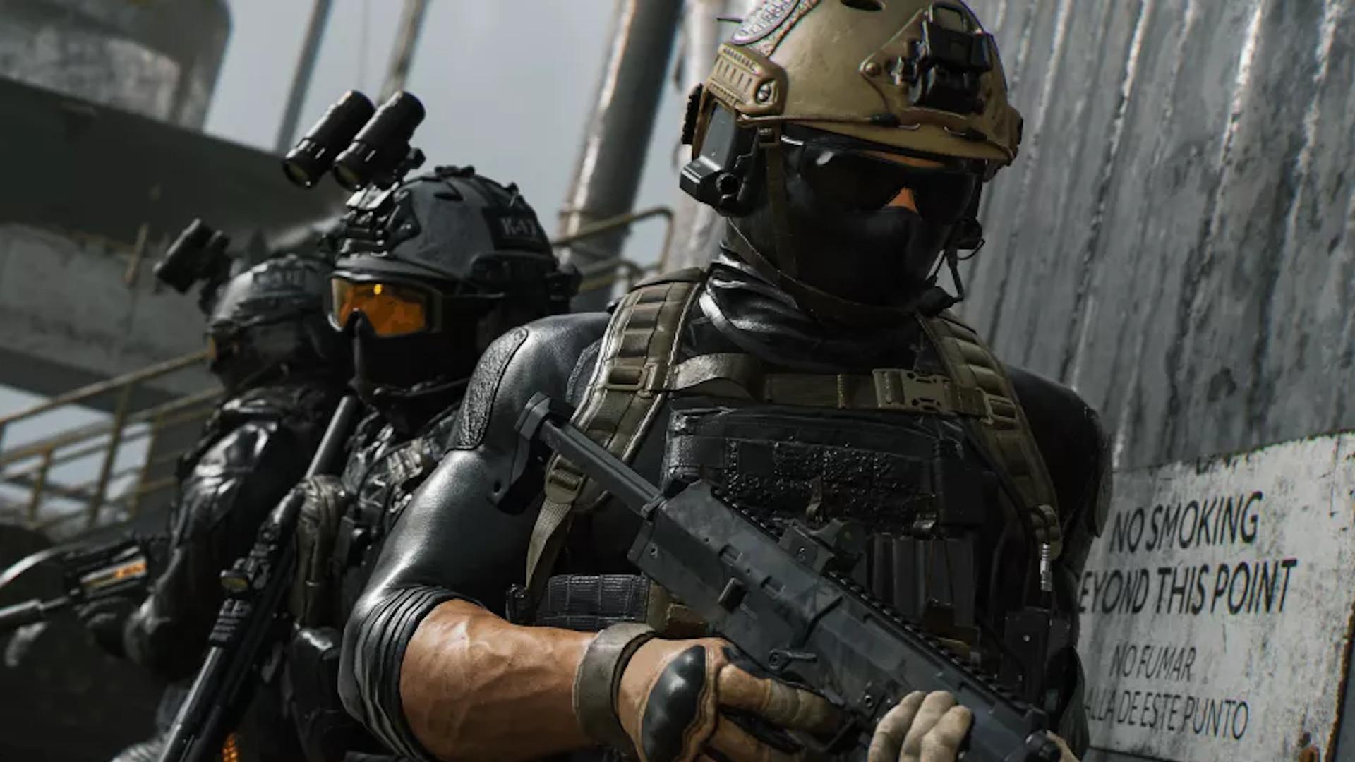 „Modern Warfare 2“ Nahaufnahme von Soldaten, die sich darauf vorbereiten, eine Tür zu durchbrechen.