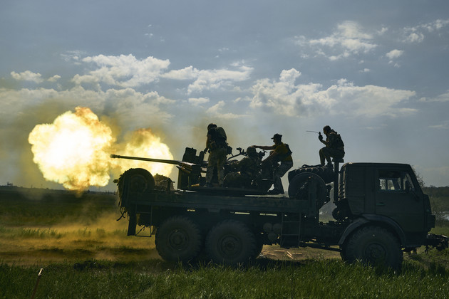 Ukrainische Soldaten feuern eine Kanone in der Nähe von Bachmut ab, einer Stadt im Osten, in der heftige Kämpfe gegen russische Streitkräfte stattgefunden haben. 