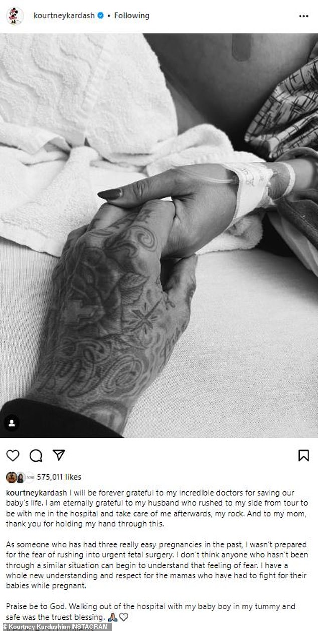 „Ich bin meinem Mann ewig dankbar“: Der Reality-Star teilte letzten Monat auf Instagram ein Schwarz-Weiß-Foto von ihr und ihrem 47-jährigen Musiker-Ehemann, wie sie Händchen haltend auf einem Krankenhausbett liegen