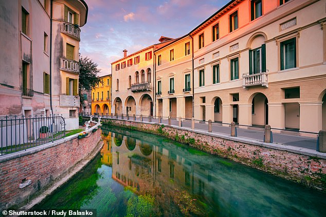 Für Touristen, die den Menschenmassen von Venedig entgehen möchten, ist Treviso eine großartige Alternative und liegt nur eine 30-minütige Zugfahrt entfernt (oben ist ein Kanal in Treviso).