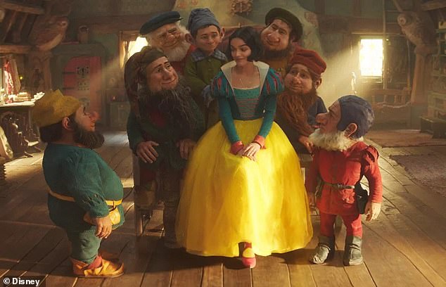 In einem neuen Werbebild enthüllte Disney die Live-Action-Schneewittchen, die zwischen CGI-Zwergen sitzt, von denen das Unternehmen ursprünglich sagte, dass sie in der aktualisierten Erzählung des Märchens nicht zu sehen sein würden