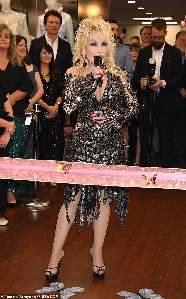 Neue Ausstellung: Dolly Parton teilt die „Magie hinter den Nähten“ in einer Ausstellung in Nashville mit 25 ihrer Lieblings- und kultigsten Looks aus ihrer langen und geschichtsträchtigen Karriere