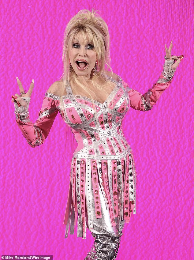 Eintritt: Dolly Parton, 77, gab in einem neuen Interview mit People bekannt, dass es einen „absoluten Notfall“ erfordern würde, das Haus ungeschminkt zu verlassen, während sie gleichzeitig für ihr neues Buch über ihren ikonischen Sinn für Stil und Mode wirbt