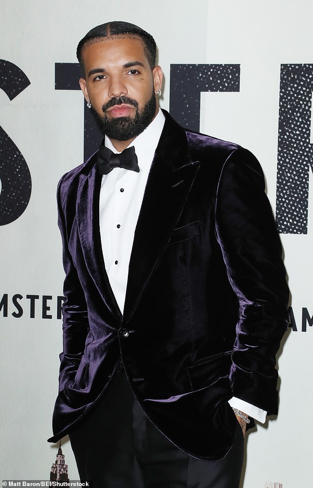 Ein Jahr Pause: Drake schockierte seine Fans am Freitagmorgen, als er ankündigte, dass er eine Pause von seiner Musikkarriere einlegen wird.  Der Star möchte sich nach seinen Magenproblemen etwas ausruhen.  Der Hitmacher teilte die Neuigkeiten in seiner SiriusXM-Show Table for One mit