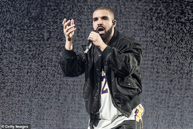 Das neueste Album von Drake (im Bild), For All the Dogs, ist diese Woche auf Platz eins der ARIA-Album-Charts eingestiegen.