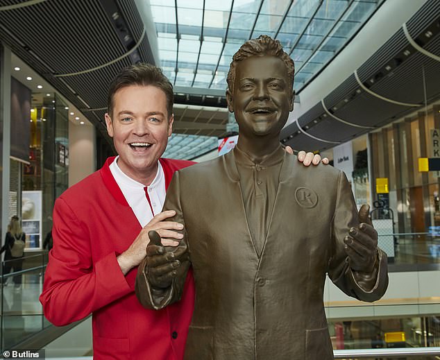 Nach mehr als zwei Jahrzehnten im Showgeschäft wurde Stephen mit seiner eigenen Statue geehrt, die ihm am Mittwoch in Stratford, London, wo er aufgewachsen ist, überreicht wurde