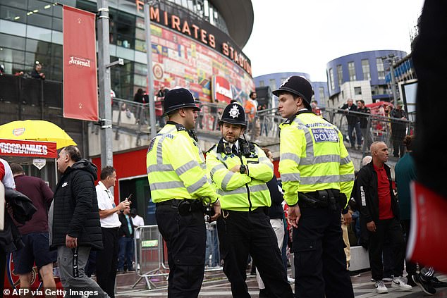 Die Premier League erwägt, der Polizei bis zu 10 Millionen Pfund zu zahlen, um Spiele mit hohem Risiko in späten Slots auszutragen