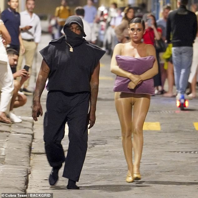 Die australische Schönheit schockierte mit einem besonders kontroversen Outfit, bei dem sie in Italien oben ohne und nur mit einem Kissen über die Straße lief, um ihre Schamhaftigkeit zu verbergen