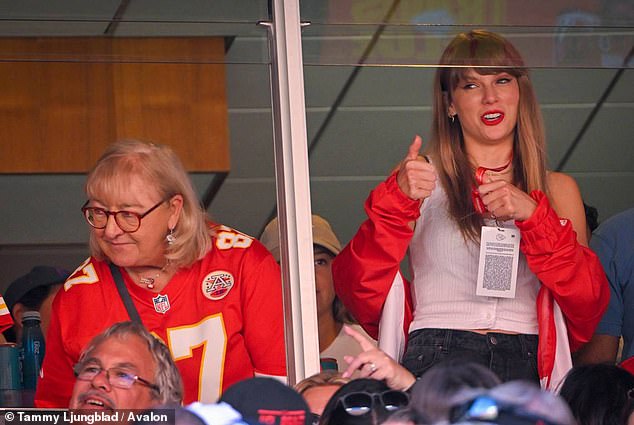 Donna Kelce ist neben Taylor Swift abgebildet, als Travis Kelce im September für die Chiefs spielte