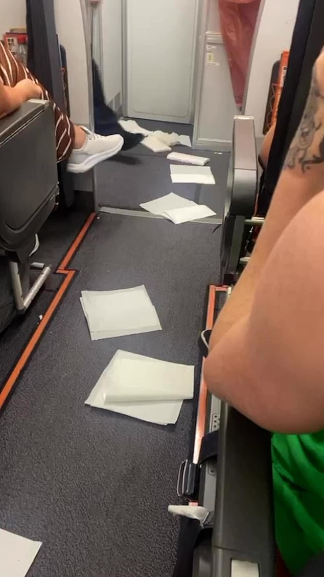 Empörte Passagiere saßen gestern Abend auf Teneriffa fest, nachdem EasyJet einen verspäteten Flug (im Bild) nach London Gatwick annullierte, weil ein Kunde „auf dem Toilettenboden seine Notdurft verrichtete“.