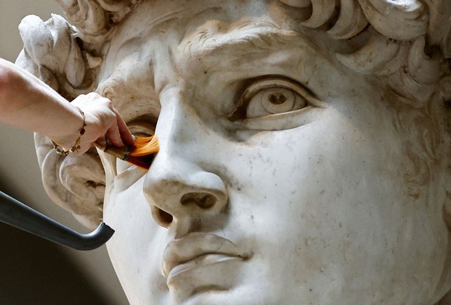 Die Restauratorin Eleonora Pucci reinigt Michelangelos Davidstatue mit einem Rucksackstaubsauger und einer Kunstfaserbürste von Staub und Schmutz.