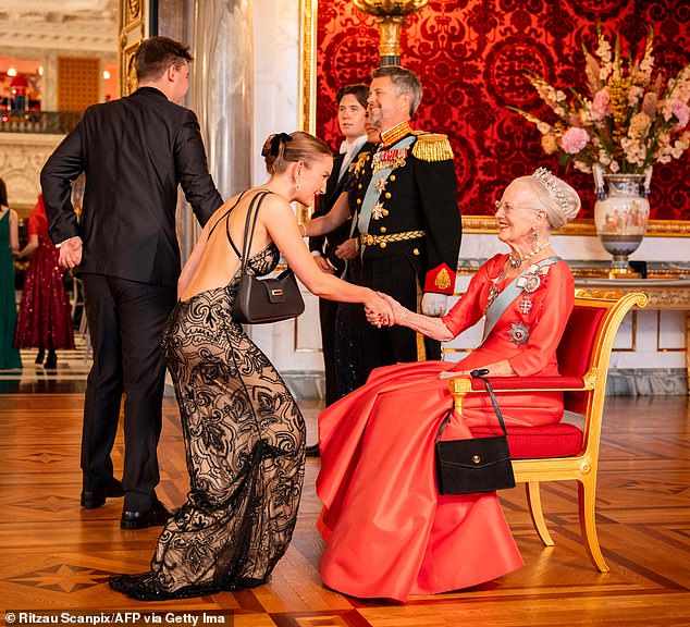 Anne-Sofie Tornso Olesen trug beim Empfang ein hauchdünnes schwarzes Kleid und begrüßte sogar Dänemarks Königin Margrethe II., ihren Sohn Kronprinz Frederik und dessen Sohn Prinz Christian, die alle nichts von ihrem „lustigen“ Plan, die Show zu stehlen, bemerkten