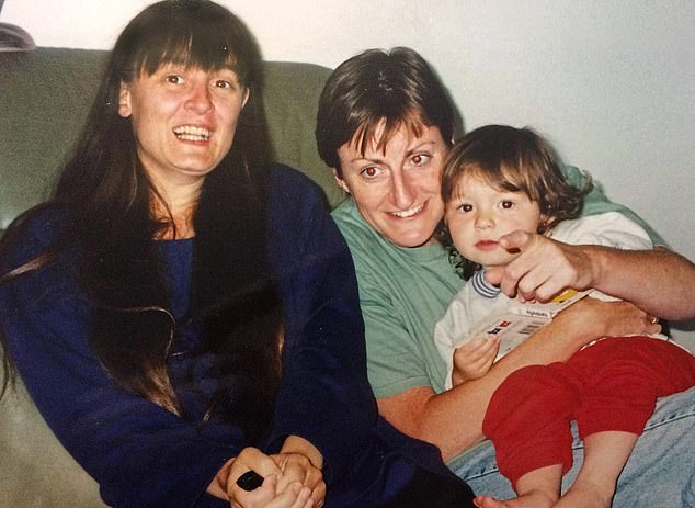 Freya Lyon wurde von einer Spenderin gezeugt, als sie als Kleinkind auf dem Knie ihrer nicht leiblichen Mutter Nicky saß, links ihre leibliche Mutter
