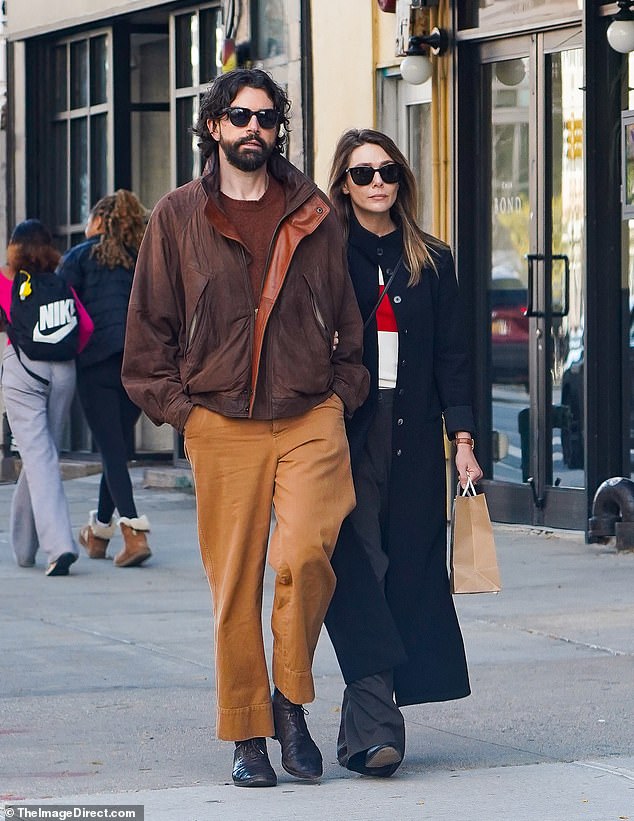 Glückliches Paar: Elizabeth Olsen und ihr Mann Robbie Arnett sahen wie ein verliebtes Paar aus, als sie am Montag Arm in Arm durch New York City schlenderten