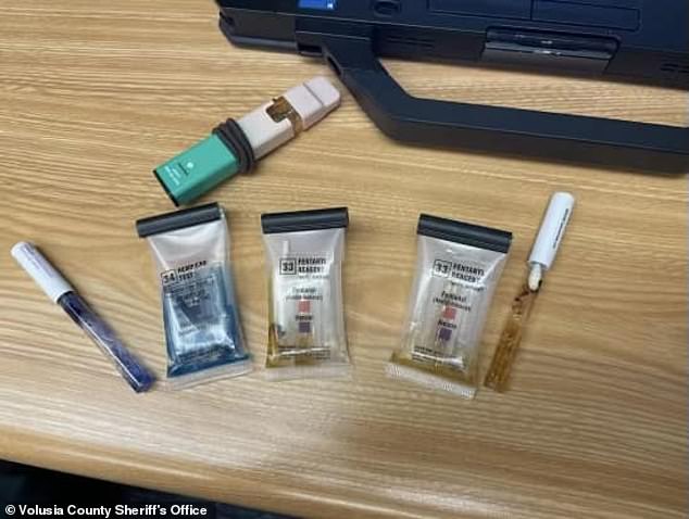Es wurde festgestellt, dass der von einem 15-Jährigen in einem High-School-Schüler aus Volusia County, Florida, verwendete E-Zigaretten Fentanyl und THC enthielt