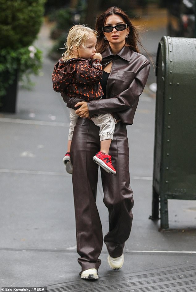 Supermodel-Mama: Emily Ratajkowski erwies sich als Supermodel-Mama, als sie am Freitag ihren Sohn in den Armen hielt, während sie die Bürgersteige von New York zu ihrem ganz persönlichen Laufsteg machte