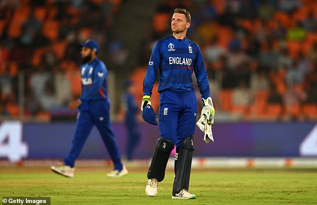 Englands WM-Verteidigung erwischte den denkbar schlechtesten Start, als Neuseeland sie in einer ernüchternden Nacht in Ahmedabad um neun Wickets besiegte (im Bild – Kapitän Jos Buttler)