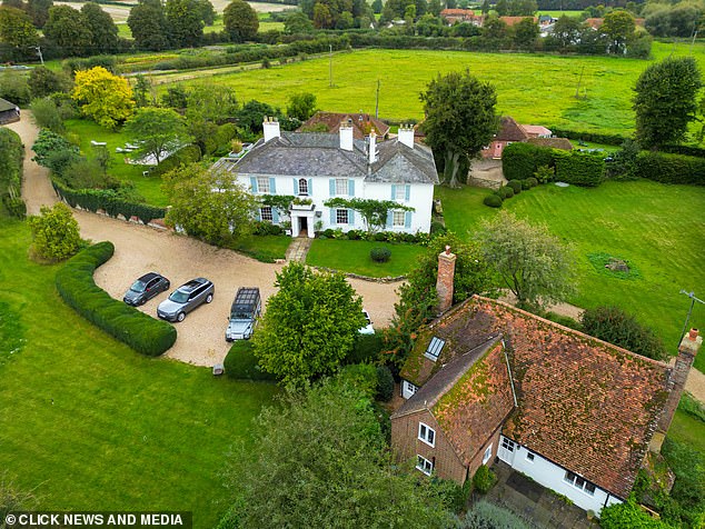 Neue Fotos haben das atemberaubende britische Herrenhaus enthüllt, das einst als „ewiges Zuhause“ von Joe Jonas und Sophie Turner gedacht war