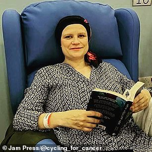 Laut Cancer Research UK wird jedes Jahr bei etwa 9.000 britischen Frauen die Krankheit diagnostiziert.  Es ist die vierthäufigste Krebserkrankung bei Frauen im Vereinigten Königreich.  Frau Sillanpaa sagte: „Ich war nicht überrascht, aber ich hatte Angst.“  Meine Ärzte konnten mir nicht sagen, ob ich überleben würde.  Das Schwierigste war, es meinen Eltern, meinem Bruder und meiner Schwester zu erzählen, die alle noch in Finnland waren.  Im Bild: Frau Sillanpaa während der Chemotherapie
