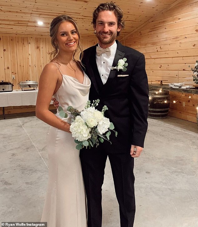 Adam Johnson, Spieler der Nottingham Panthers, und seine Verlobte Ryan Wolfe bei einer Familienhochzeit im Juni 2022