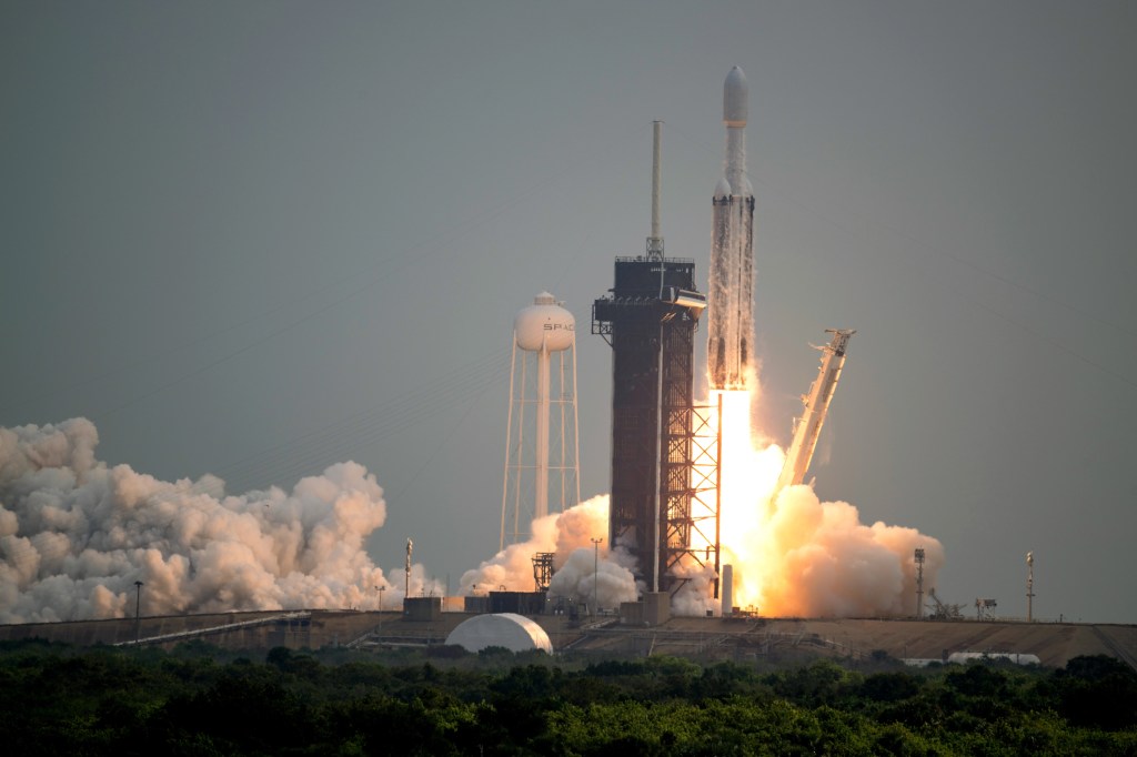 Eine SpaceX Falcon Heavy-Rakete mit der Raumsonde Psyche an Bord wird vom Startkomplex 39A gestartet.