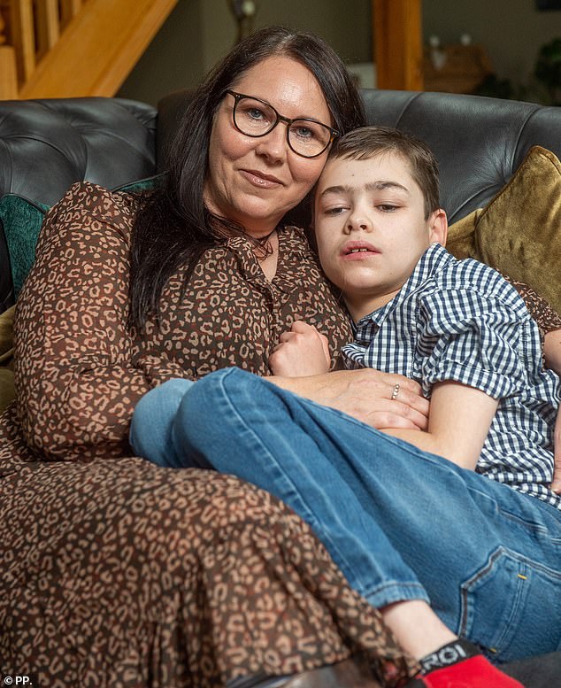 Im Bild: Joanne Griffiths, eine Mutter, die diese Woche nach Holland reisen musste, um wegen Versorgungsproblemen in Großbritannien medizinisches Cannabis für ihren schwer epileptischen Sohn Ben zu besorgen