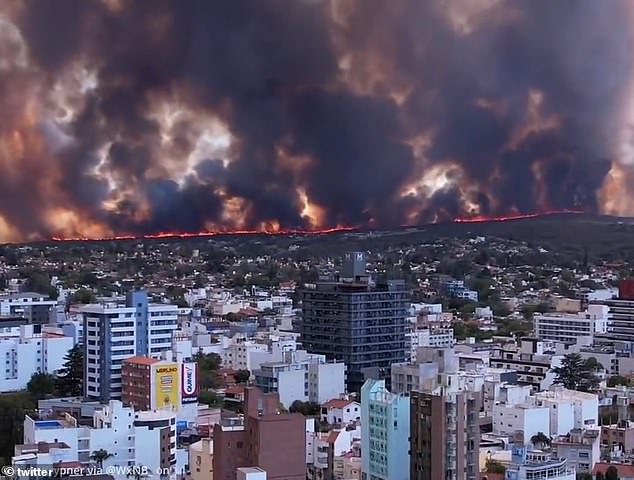 Ein Video aus der argentinischen Provinz zeigt eine „Feuerwand“, die die Stadt schnell in schwarzen Rauch hüllt (im Bild: Villa Carlos Paz)