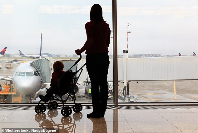 Ein wütender Flugzeugpassagier schlug auf eine Mutter ein, die an Bord die Windel ihres Sohnes wechselte.  Nach einem Beitrag auf Reddit plädieren viele Nutzer für kinderfreie Flüge – doch Experten meinen, der Passagier hätte der „armen Mutter“ seine Hilfe anbieten können.
