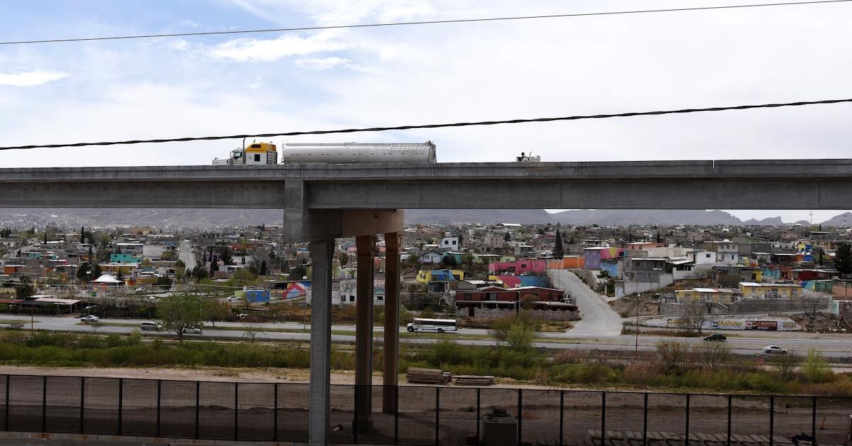 Bewohner von El Paso, Texas und Ciudad Juárez, Mexiko auf der anderen Seite der Autobahn