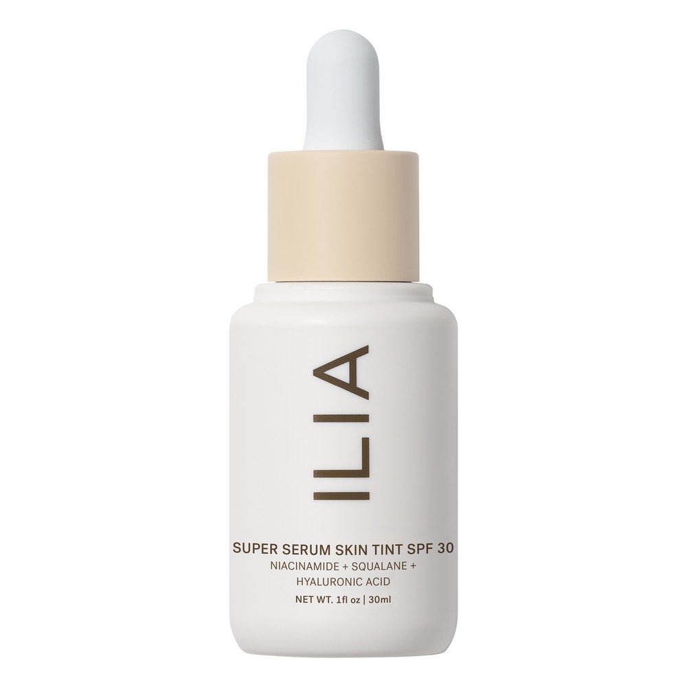 Ilia Super Serum Skin Tint weiße Serumflasche auf weißem Hintergrund