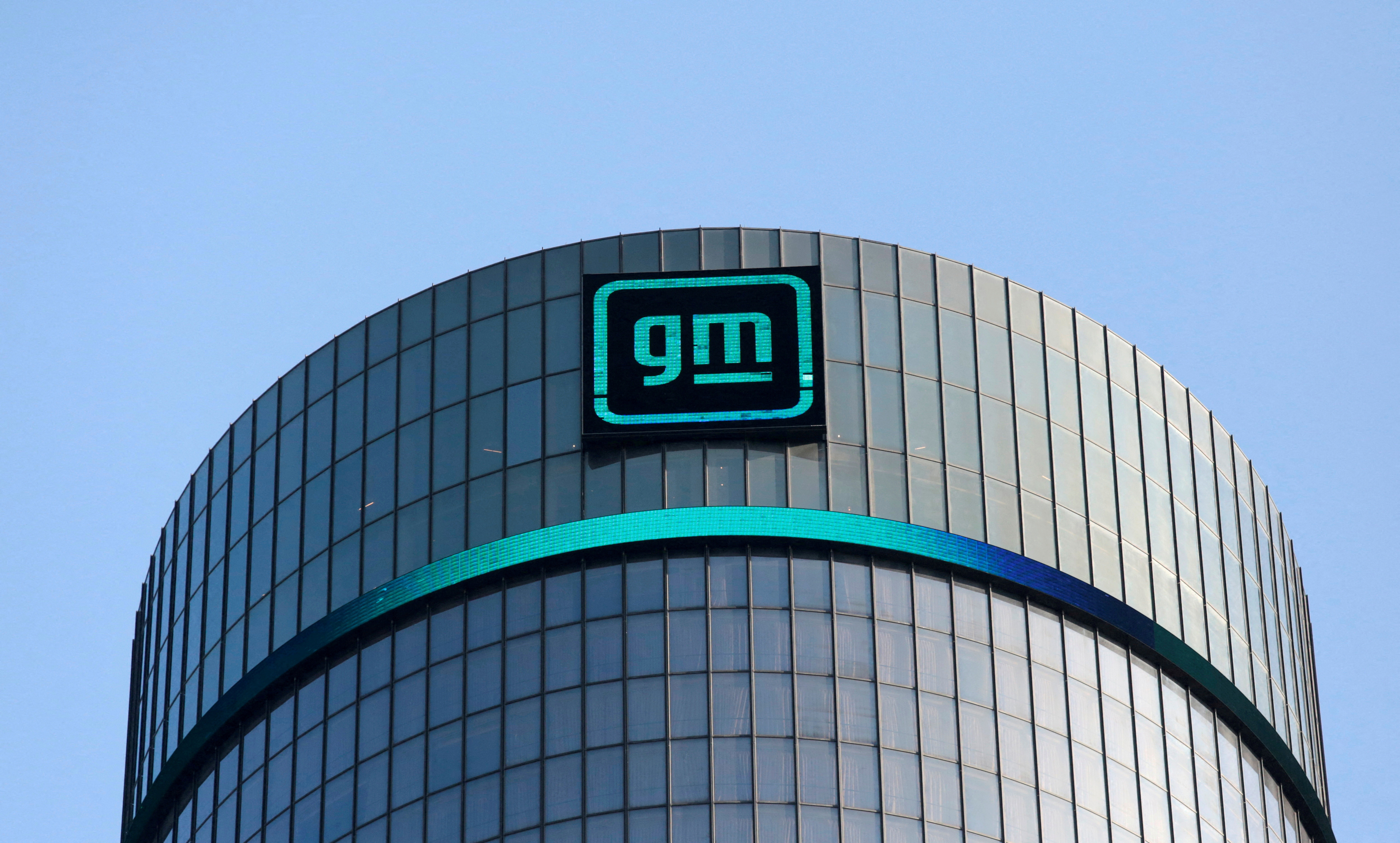 Logo von GM auf dem Firmensitz