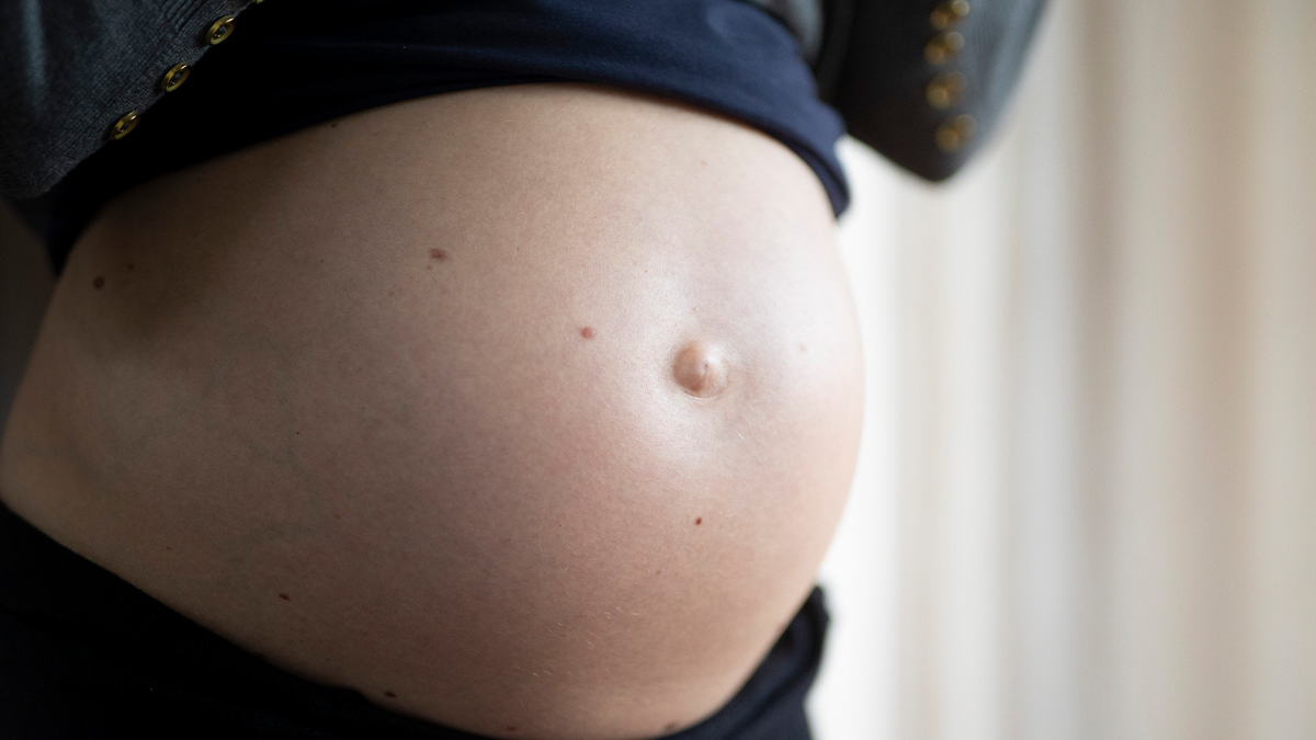 Der Bauch einer schwangeren Frau 