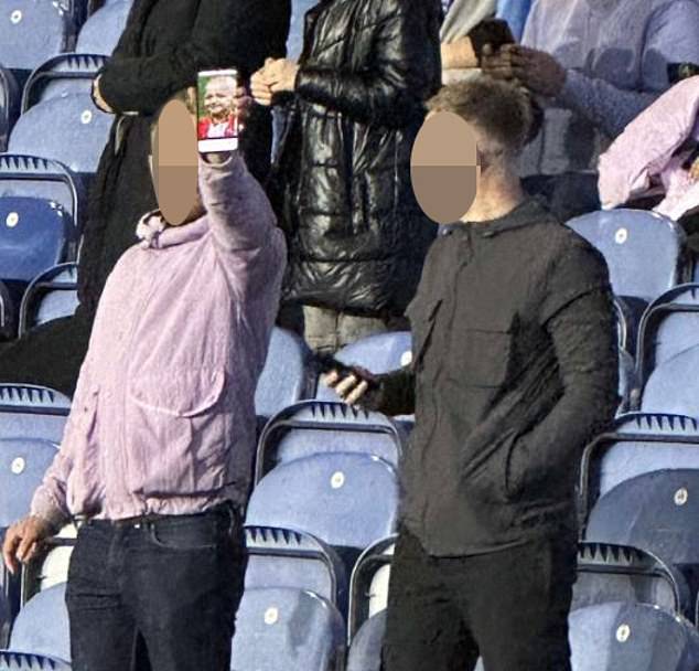 Schockierende Bilder zeigten zwei Fans, die das Bild am Freitagabend beim Spiel Sheffield Wednesday gegen Sunderland in Hillsborough hochhielten