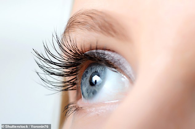Trockene Augen, Kopfschmerzen und verschwommenes Sehen sind laut Experten nur einige der Symptome eines Augenproblems