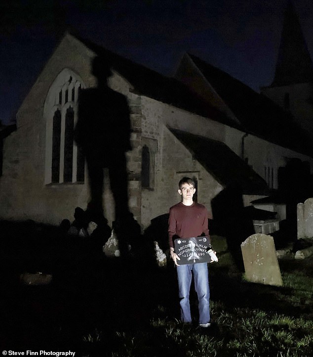 Nachts wird deutlich, warum die St.-Nikolaus-Kirche und der angrenzende Friedhof den Ruf haben, das Spukzentrum in Englands gruseligstem Dorf zu sein