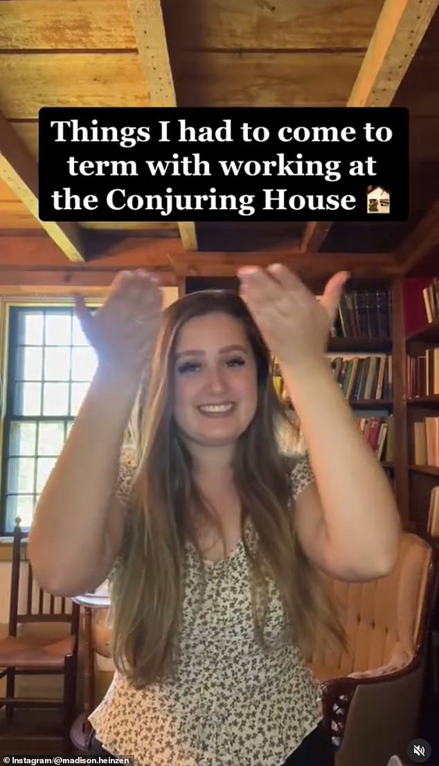 Madison Heinzen, 23, veranstaltet Geistertouren durch das Haus, das The Conjuring inspiriert hat.  Wenn sie Besucher durch das Haus führt, nutzt sie Wünschelruten und Geisterkästen, um übernatürliche Aktivitäten aufzuspüren