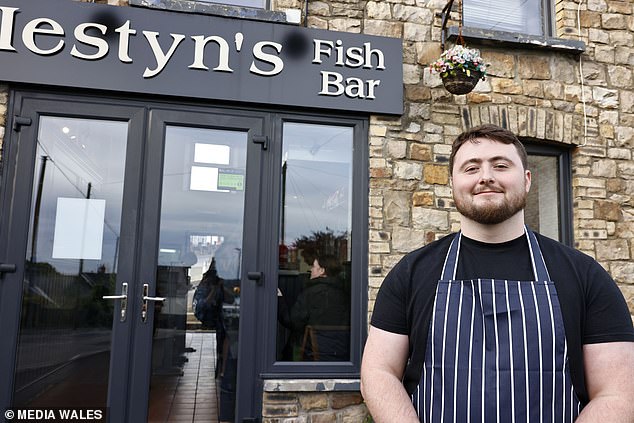 Iestyn's Fish Bar in Pontypool, Südwales, veranstaltet zweimal im Monat zufällig einen zweistündigen Verkauf, der normalerweise dienstags stattfindet, wo 5-Pence-Chips zu gewinnen sind, solange die Kunden einen anderen Artikel dazu kaufen